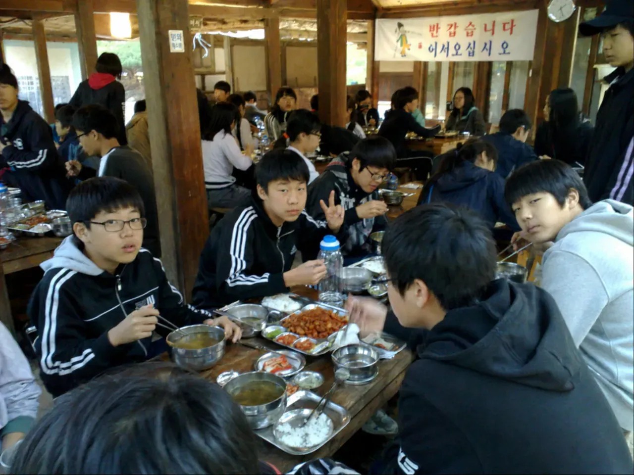 어서오심시오 텍스트가 있는 AI 생성 2009년 수학여행 사진