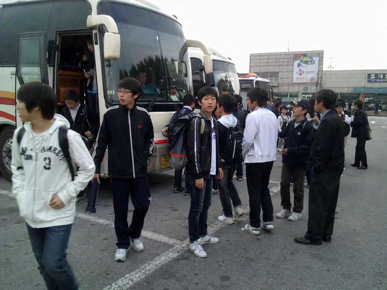 2009년 수학여행 때 촬영한 버스 측면과 거리 배경