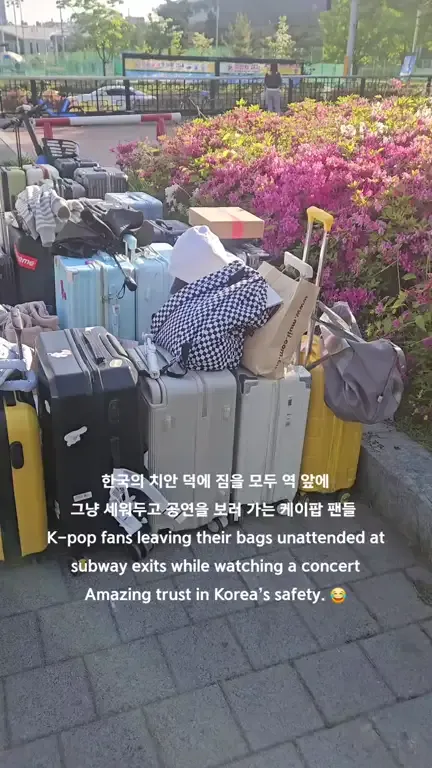 한국 치안을 믿고 역 앞에 짐을 둔 K-pop 팬들