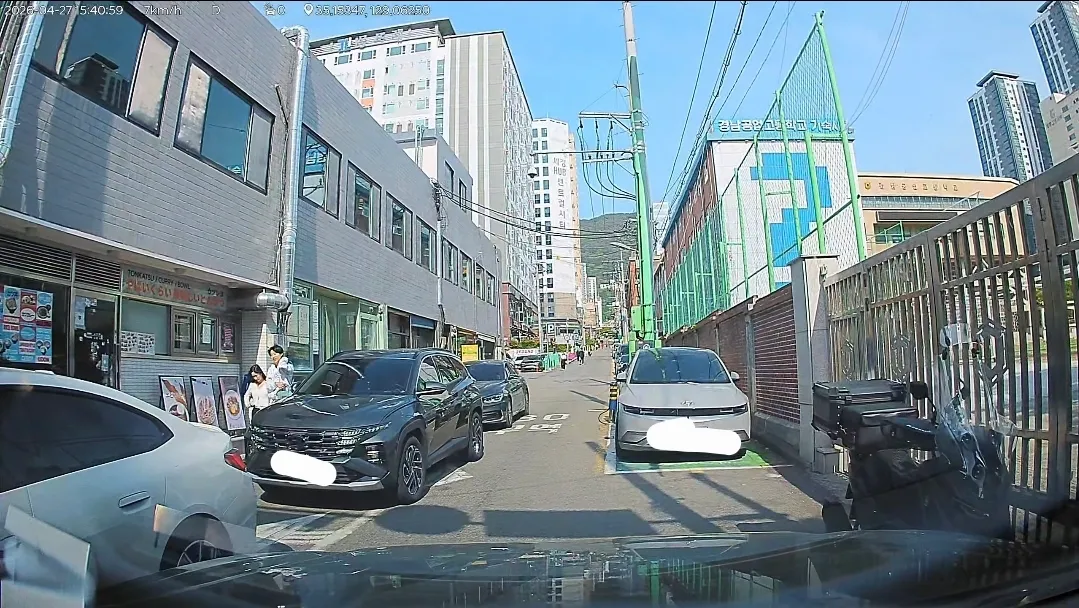 부산 사람들의 친절함을 보여주는 이미지