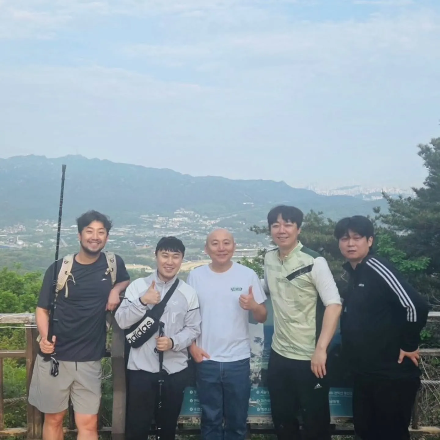 이말년과 주호민의 최근 근황을 담은 이미지