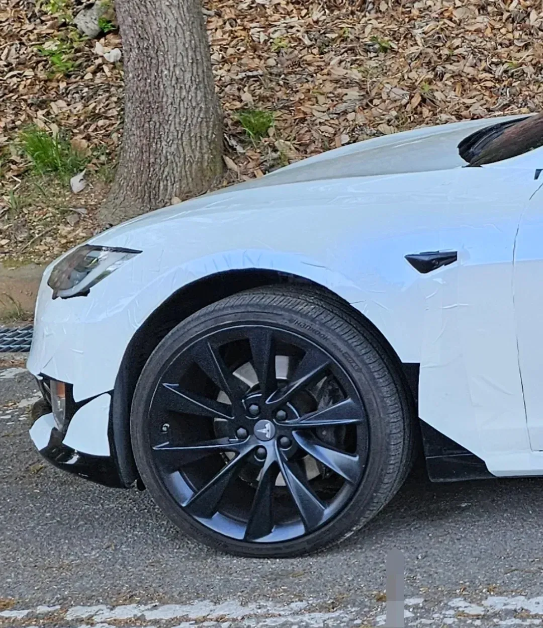 테슬라 자동차를 셀프 랩핑하는 차주