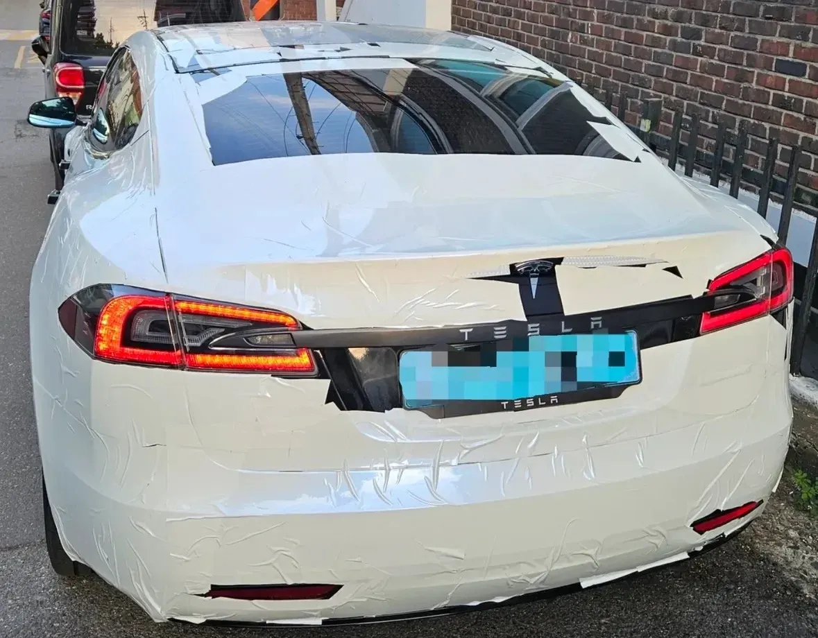 테슬라 차량을 직접 랩핑하는 차주의 모습