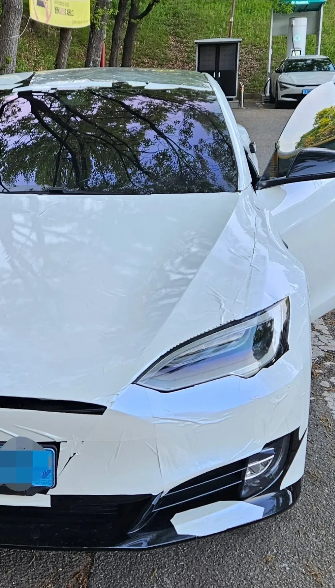 셀프 랩핑한 테슬라 차량