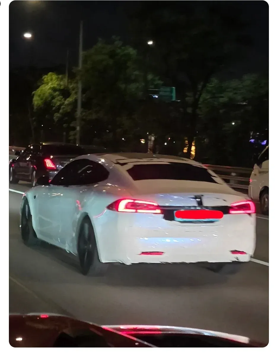 테슬라 차량에 래핑 필름을 직접 붙이는 차주
