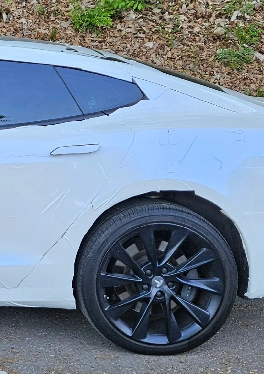 테슬라 셀프 랩핑한 차주