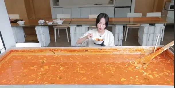 1000인분 떡볶이를 완주한 쯔양