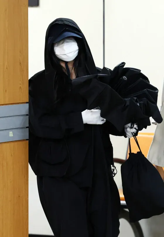'He AY' 텍스트가 있는 탈덕수용소 밈 이미지