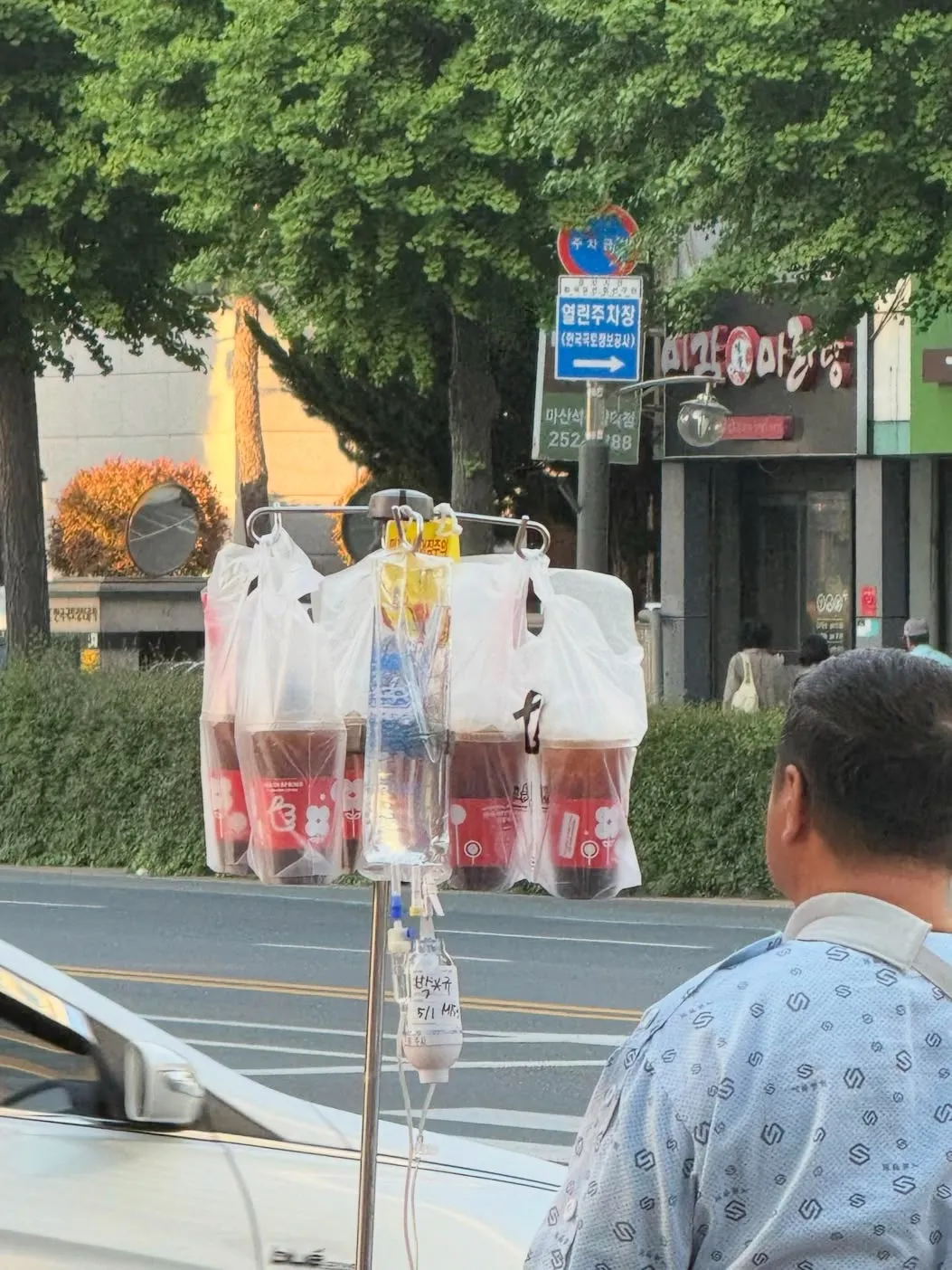 커피 중독의 현실을 표현한 유머 이미지