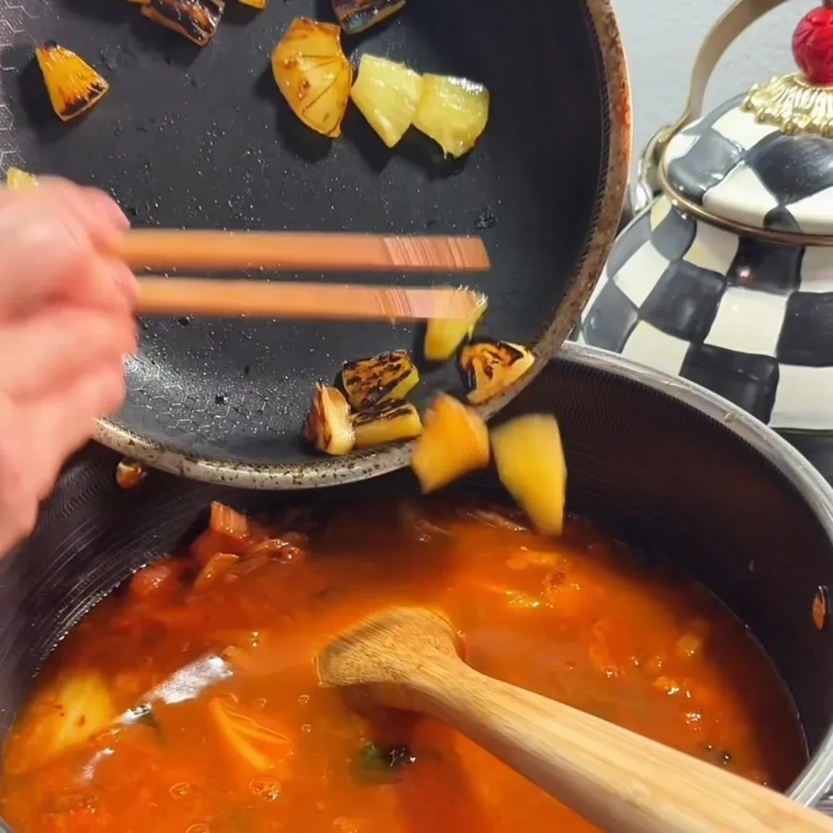 ```
서양식 김치찌개가 그릇에 담겨있는 모습
```