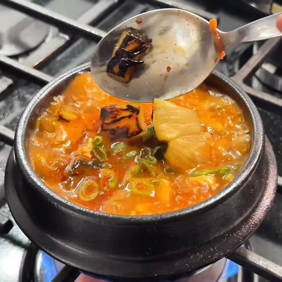서양식 김치찌개가 담긴 그릇과 밥