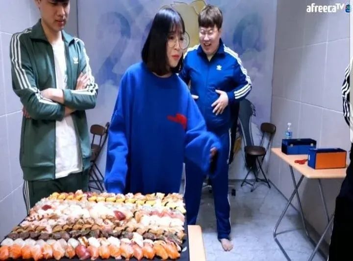 쯔양이 먹방 대결에서 패배한 장면