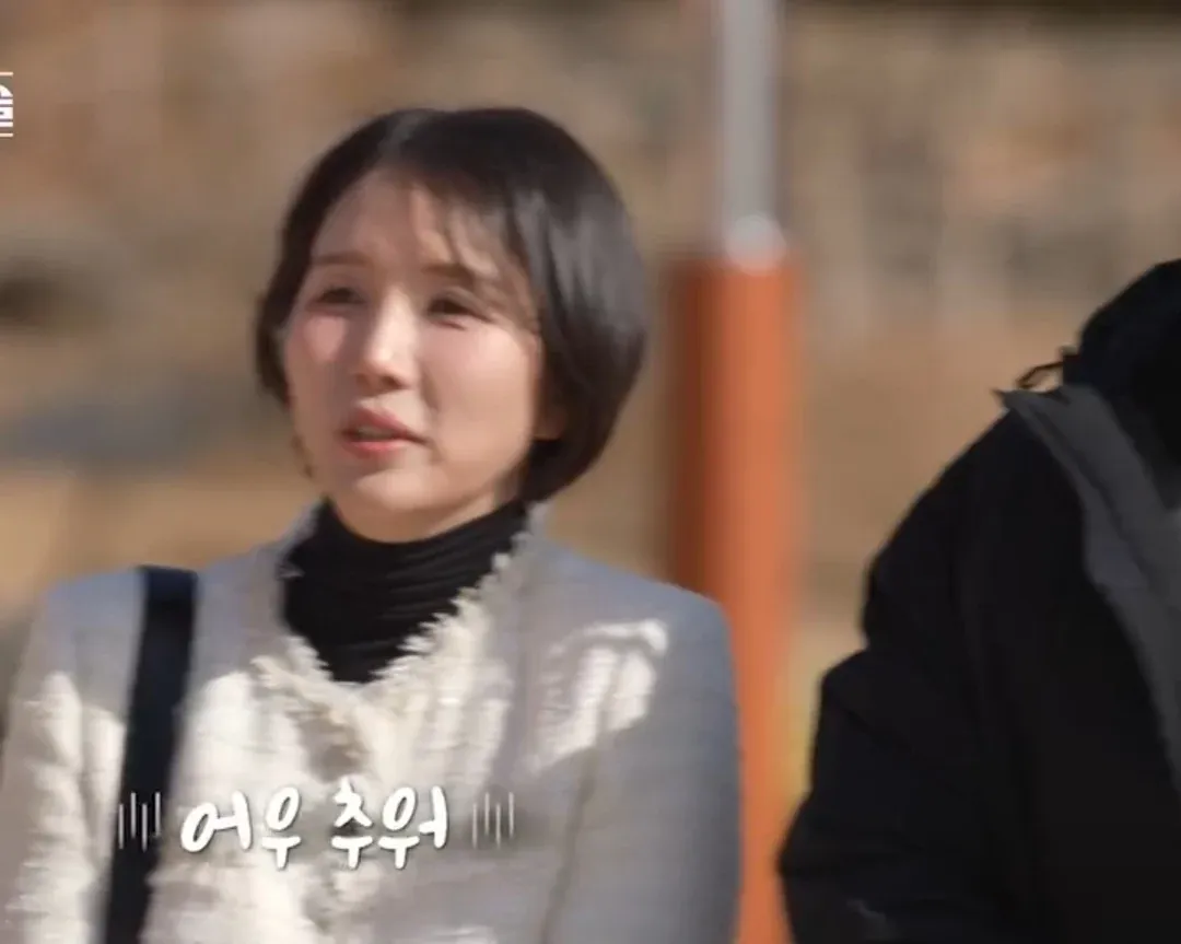 돌싱 남성이 자신의 소신을 당당하게 발언하는 모습을 표현한 이미지

**더 간결한 버전:**

돌싱 남성이 소신발언을 하고 있는 모습

**또는:**

자신의 의견을 당당하게 표현