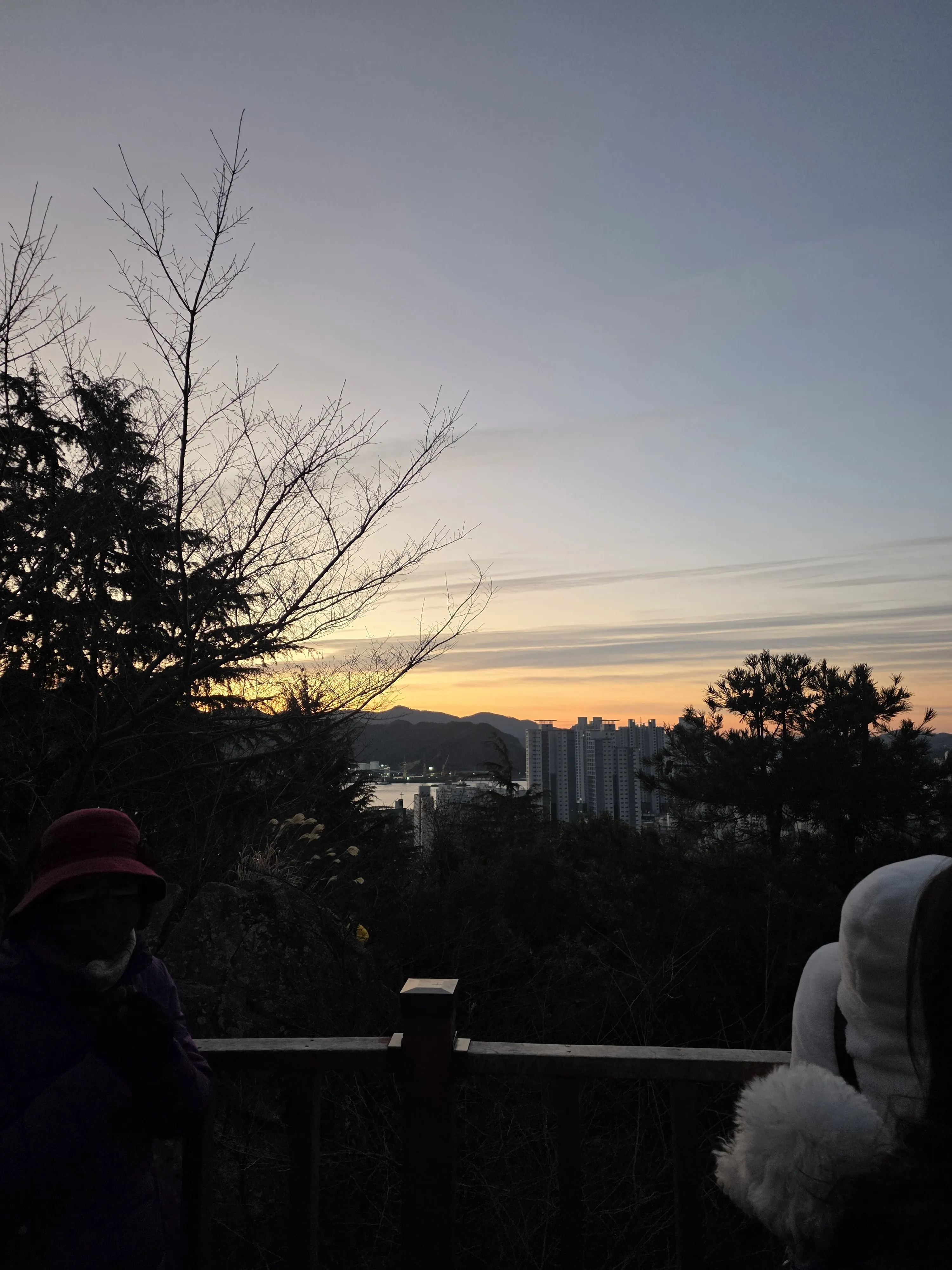 OCR 텍스트가 불명확해서 정확한 alt 태그를 생성하기 어렵습니다. 몇 가지 확인이 필요합니다:

1. **이미지 내용**: OCR 결과가 텍스트 복잡도, 기술 다이어그램, 손글