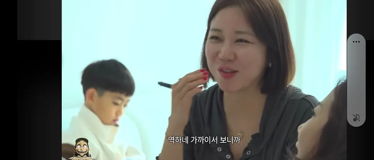 혈육의 풀메이크업을 가까이서 본 클로즈업