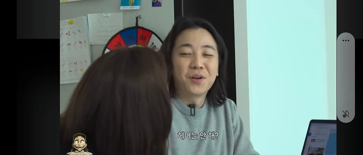 풀메이크업 받은 혈육을 본 넉살누나가 헤어는 안 했냐고 묻는 장면