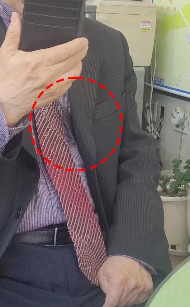 70대 공인중개사가 복비 인하 요청한 고객에게 흉기로 협박해 체포된 사건을 다룬 뉴스 기사 제목 이미지