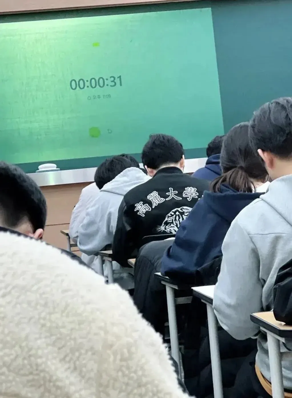 고려대 과잠 입은 학생이 준비 중인 모습