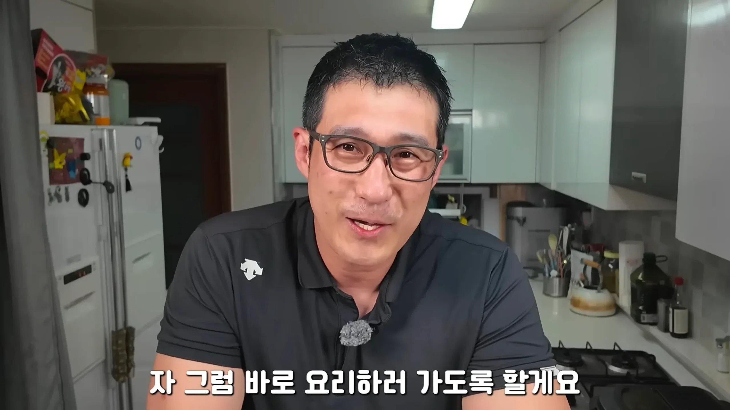 황소개구리를 잡아 튀겨 먹기 위해 요리를 준비하는 장면