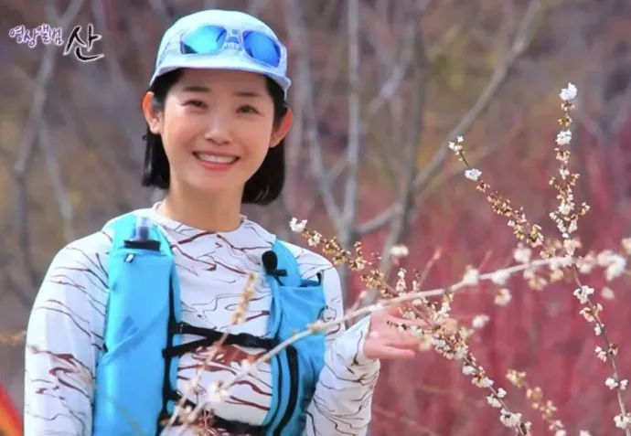 OCR 텍스트가 노이즈가 많아 정확히 판별하기 어렵습니다. alt 태그를 정확하게 생성하려면 다음 중 하나가 필요합니다:

1. **이미지 파일을 직접 제공** — 이미지를 업로드