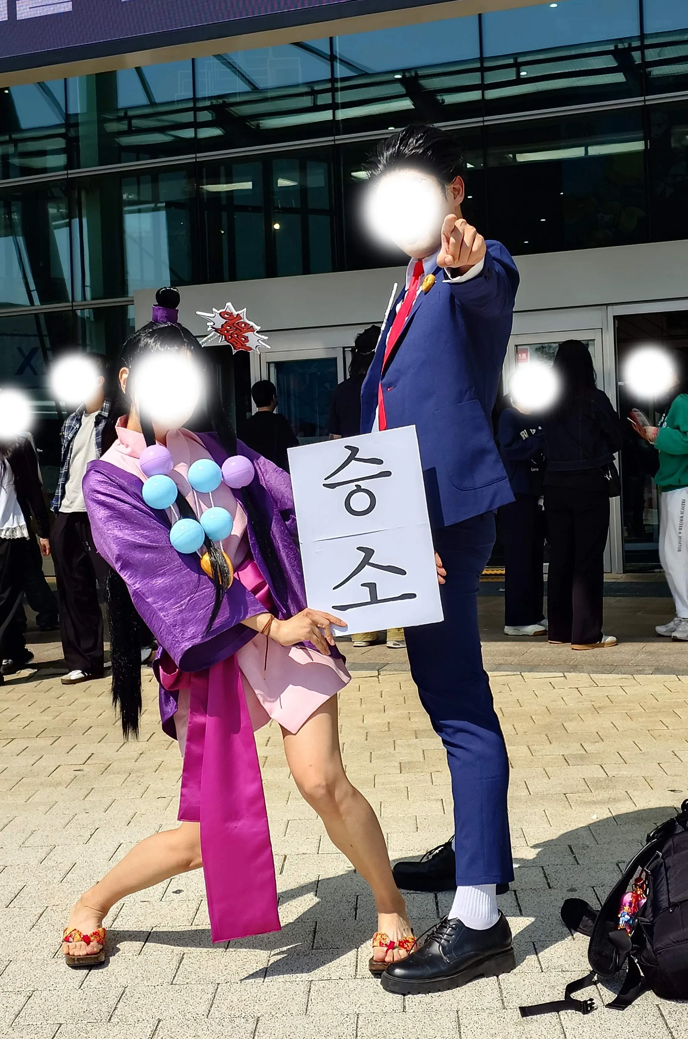 플레이엑스포에서 쫄쫄이 의상을 입은 모습