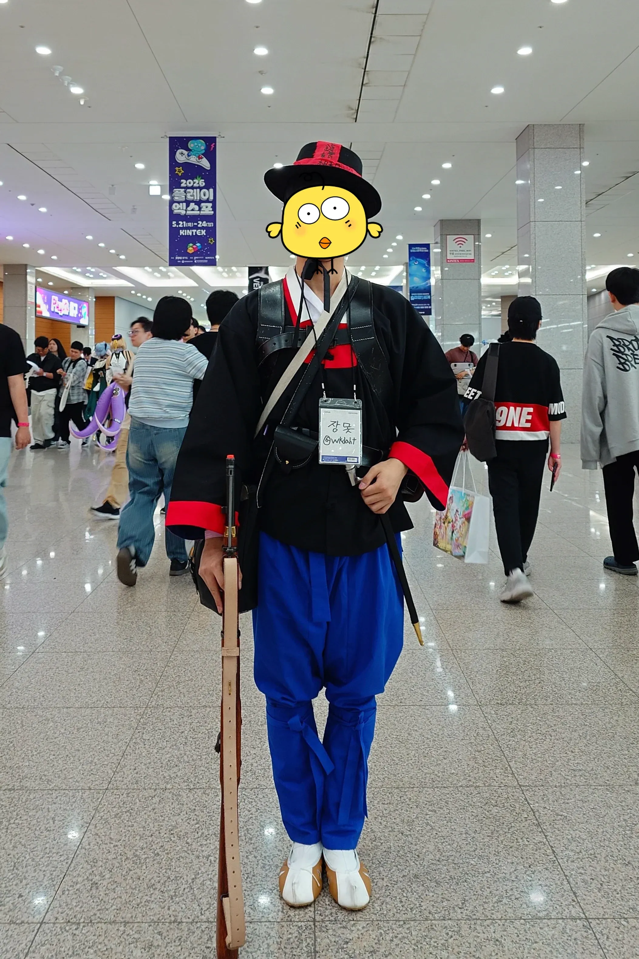 쫄쫄이 의상을 입고 플레이엑스포 방문