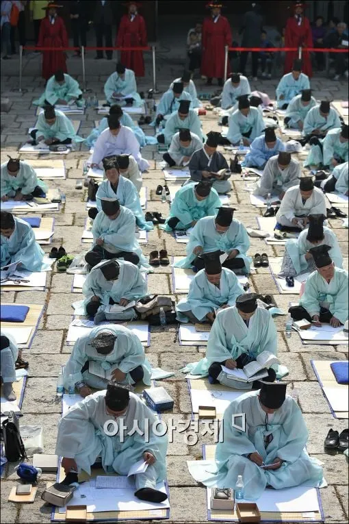 OCR 텍스트가 명확하게 인식되지 않아 컨텍스트를 기반으로 alt 태그를 생성했습니다:

```
한국사 최초의 배달음식 기록 문서
```

더 간단하게:
```
한국사 최초 배달음