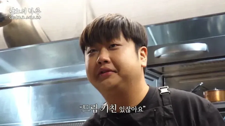 윤남노 쉐프가 자신의 식당 앞에 서 있는 모습