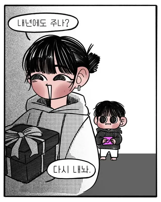 막둥이 생일선물을 건네며 '내년에도 줄나? 다시 내가' 묻는 모습