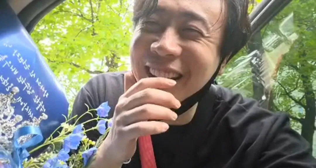 배우 김수현이 여성팬으로부터 '파이팅' 응원과 함께 꽃 선물을 받는 장면