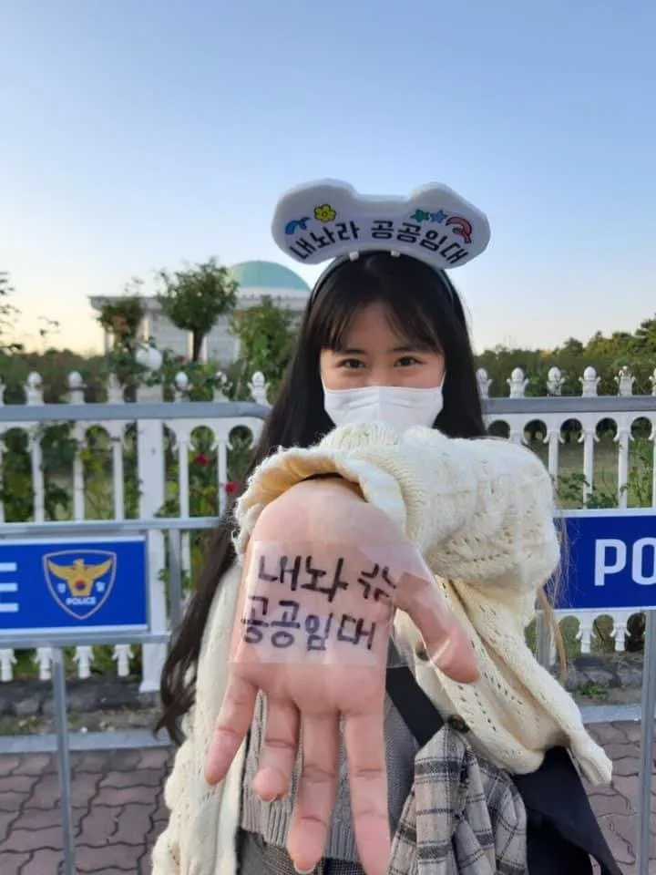 싱글벙글 캐릭터의 공공임대주택 캠페인 포스터, '내놔라 공공임대 챌린지' 텍스트 포함