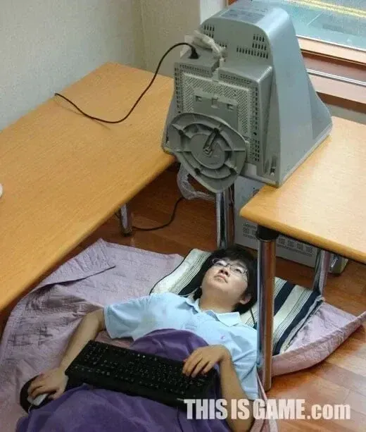 모니터암의 혁신적 기능과 특징을 소개하는 이미지