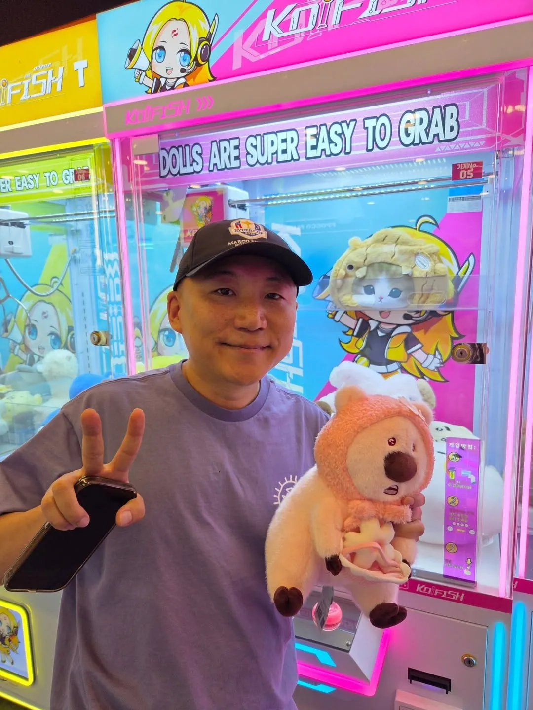 주호민 작가의 KO FISH 인형을 들고 있는 근황 사진