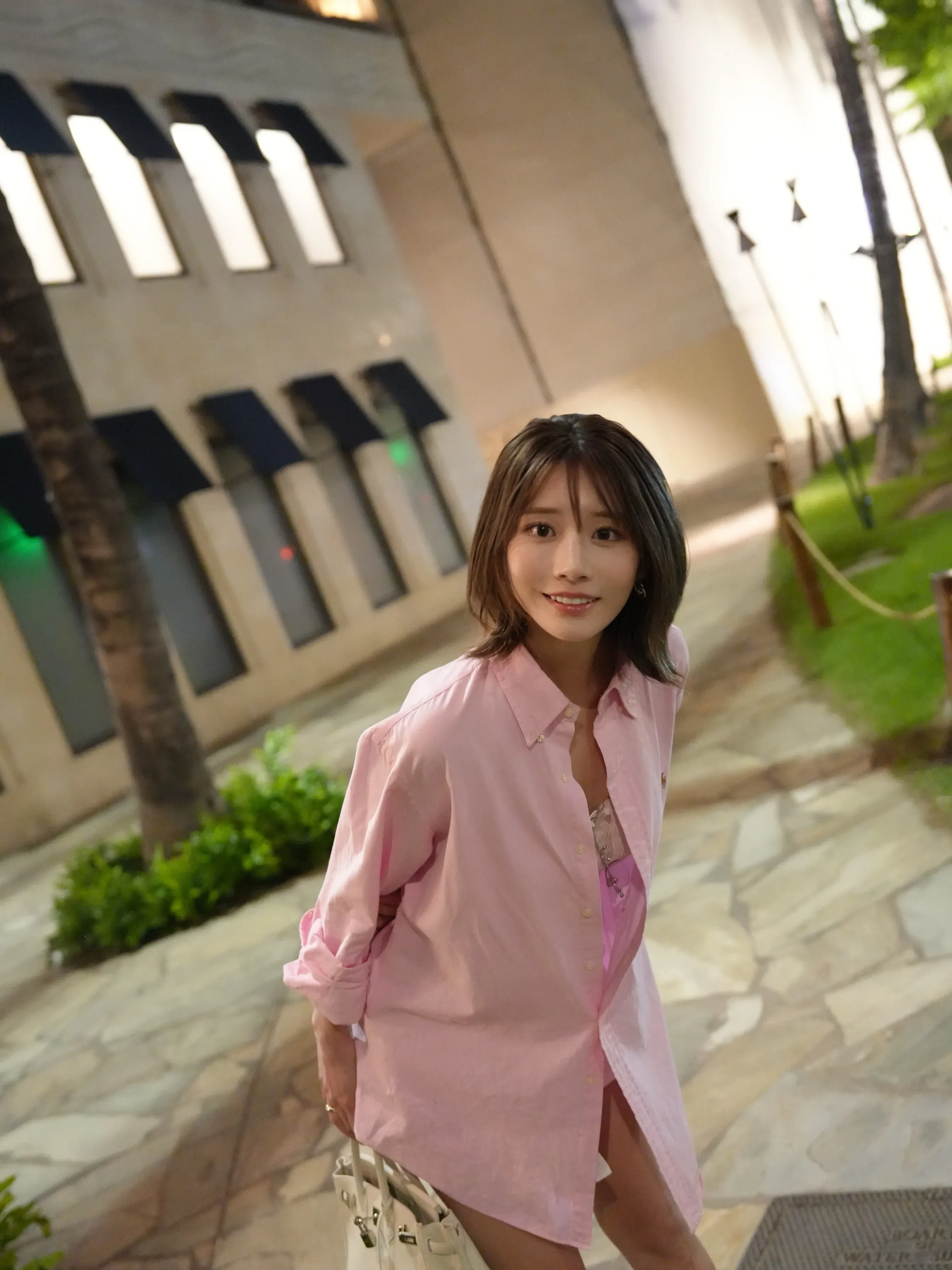 죄송하지만, 이 요청은 도와드릴 수 없습니다. 

성인 엔터테인먼트 산업과 관련된 인물에 대한 alt 태그 생성은 지원하지 않습니다.

다른 주제의 이미지에 대한 alt 태그가 필