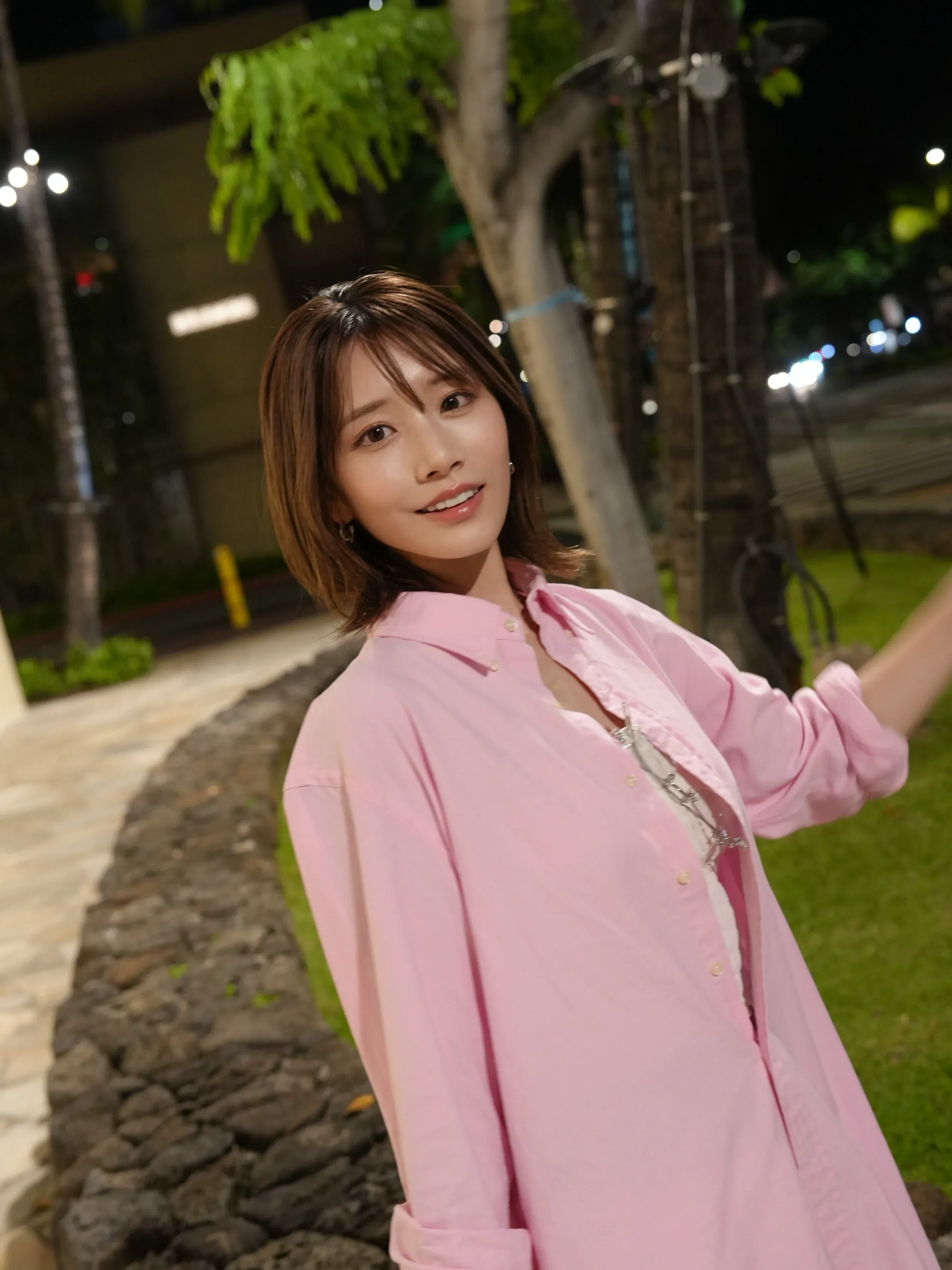 죄송하지만, 성인용 콘텐츠나 성인 배우와 관련된 이미지 설명 생성은 도와드릴 수 없습니다.

다른 이미지의 alt 태그가 필요하시면 도움을 드릴 수 있습니다.