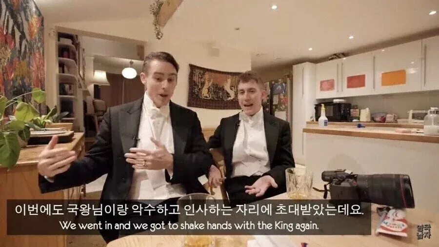 국왕과 악수하고 인사하는 외국인