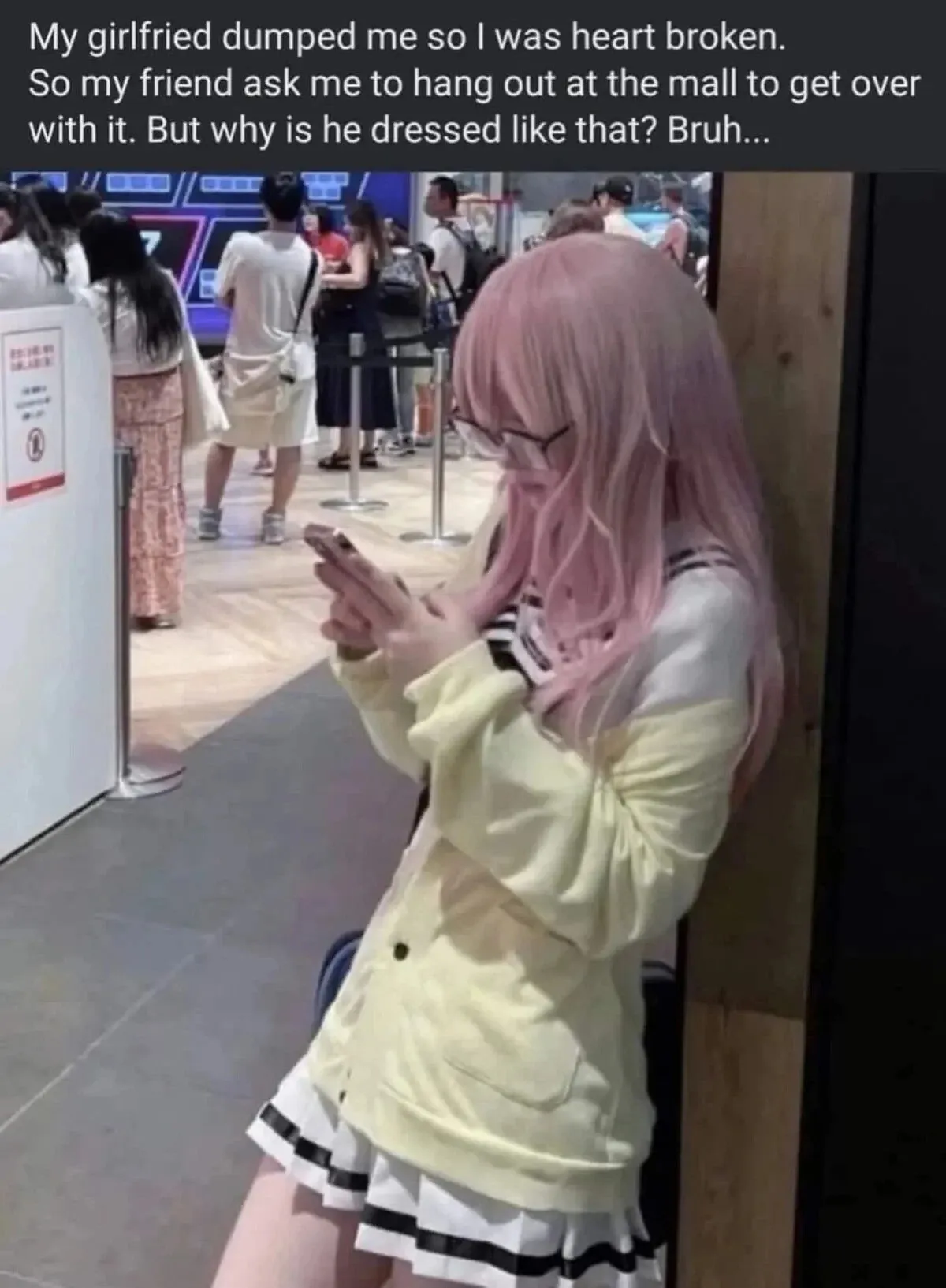 여친과 헤어진 친구를 위로하려고 백화점에서 우스꽝스럽게 차려입은 친구