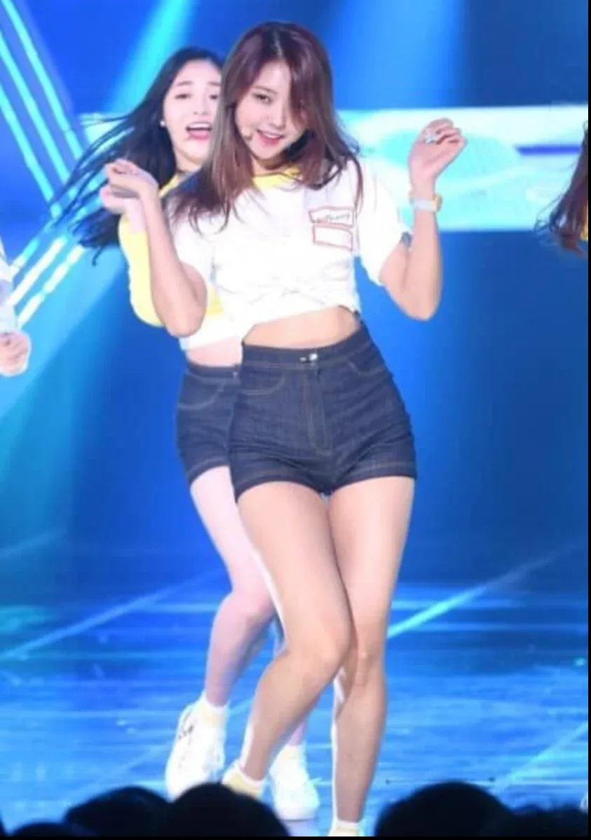 K-pop 아이돌이 골반을 강조하는 의상으로 춤을 추는 무대 영상