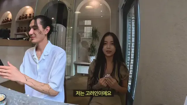 저는 고려인이에요라고 말하는 여성의 모습