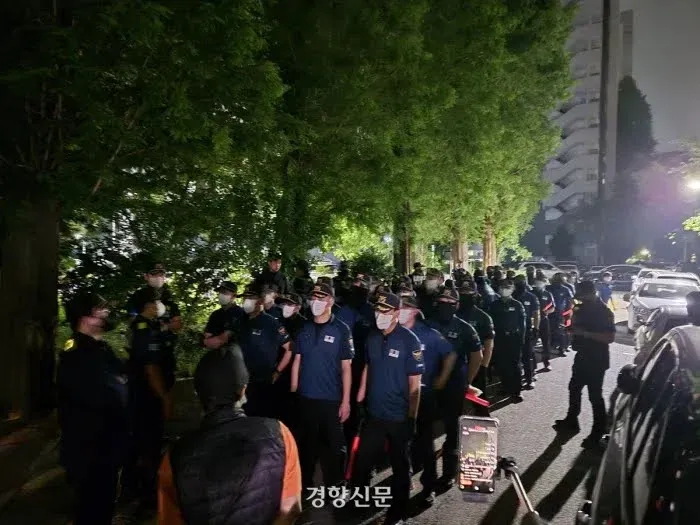 서울 잠실7동 제2투표소에 배치된 경찰 기동대 모습