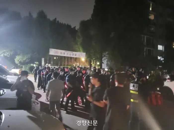 서울 잠실7동 제2투표소에 경찰 기동대가 배치된 모습