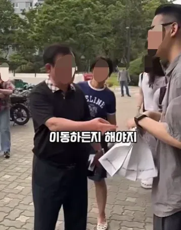 투표지 관리의 중요성을 강조하는 어르신의 모습