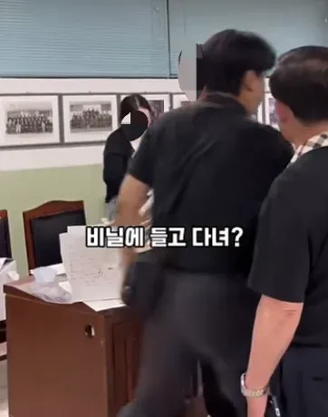 투표지를 비닐에 담아 관리하라고 조언하는 어르신