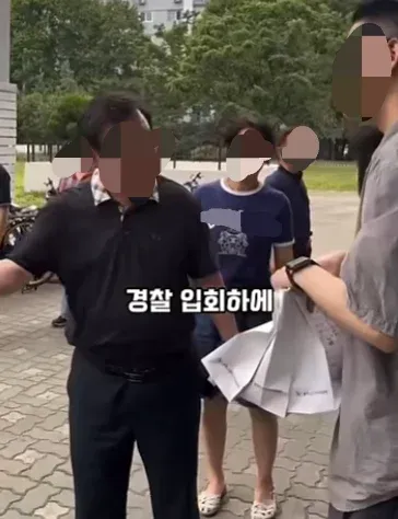 경찰 앞에서 투표지 관리를 강조하는 어르신
