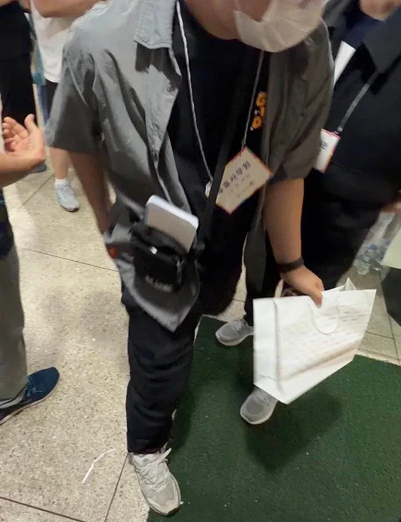 투표지를 제대로 관리하라고 조언하는 어르신