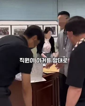 어르신이 직원에게 투표지 관리를 당부하는 모습