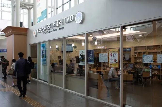을지로 군인 라운지(TMO)에서 군복을 입은 사람들이 휴식을 취하고 있다.