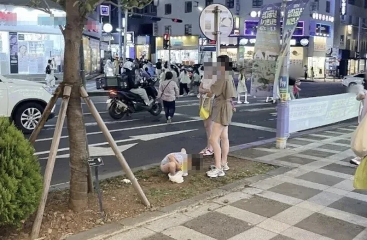 밤의 서울 거리, 상점과 간판들이 밝게 빛나는 풍경