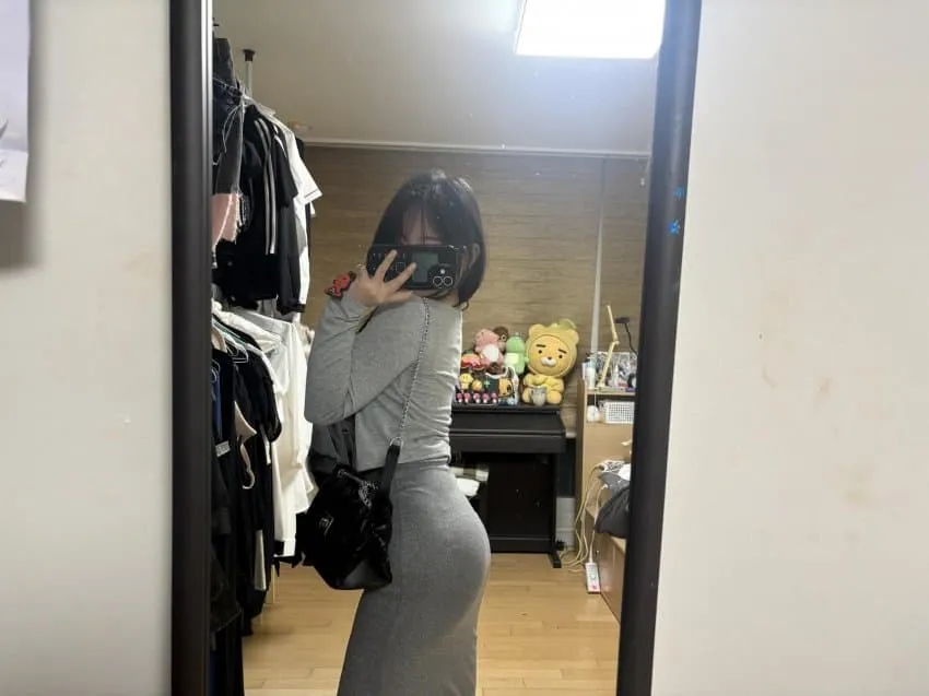 외모로 인한 차별과 편견으로 힘들어하는 여자를 표현한 일러스트