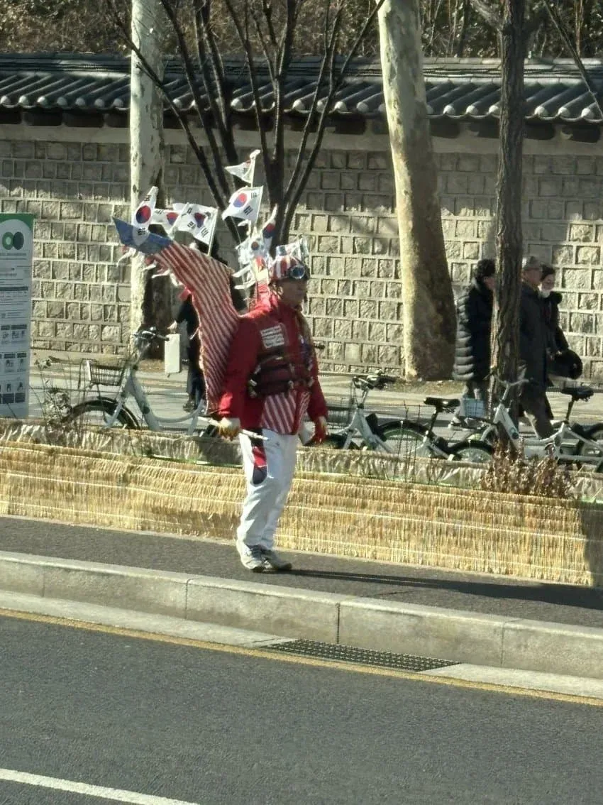 이미지 파일을 제공해주셔야 alt 태그를 생성할 수 있습니다. 

제공하신 OCR 텍스트가 매우 왜곡되어 있어 정확한 내용을 파악하기 어렵습니다. 다음 중 하나를 해주세요:

1.